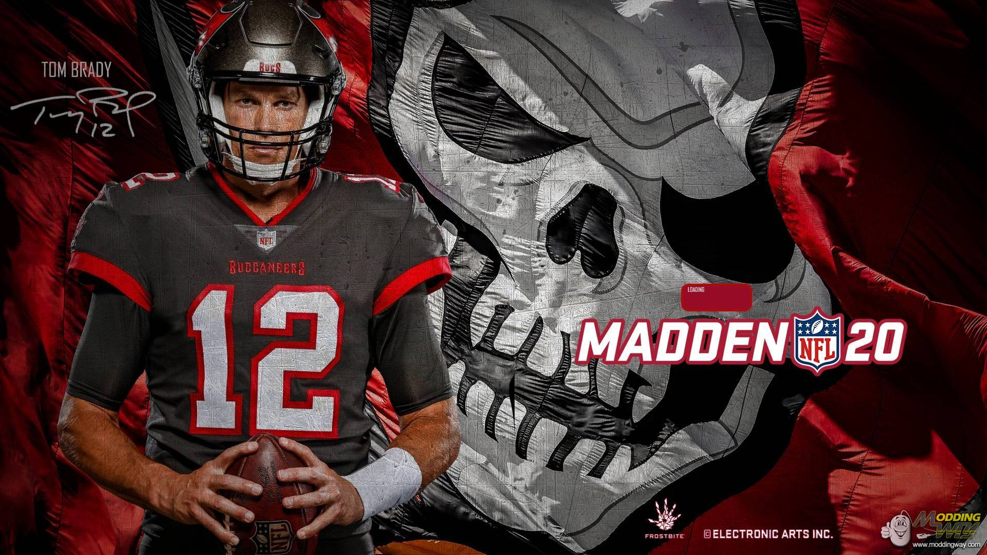 湯姆·布雷迪 桌布 壁紙 — Tom Brady 身穿海盜隊球衣，手持足球，站在 Madden NFL 20 宣傳桌布中的大型骷髏圖案前。
