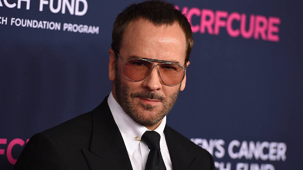 Clothes 桌布 壁紙 — Tom Ford 身穿俐落黑色西裝，戴著有色的飛行員太陽眼鏡，在癌症研究募款活動中自信地擺姿勢。