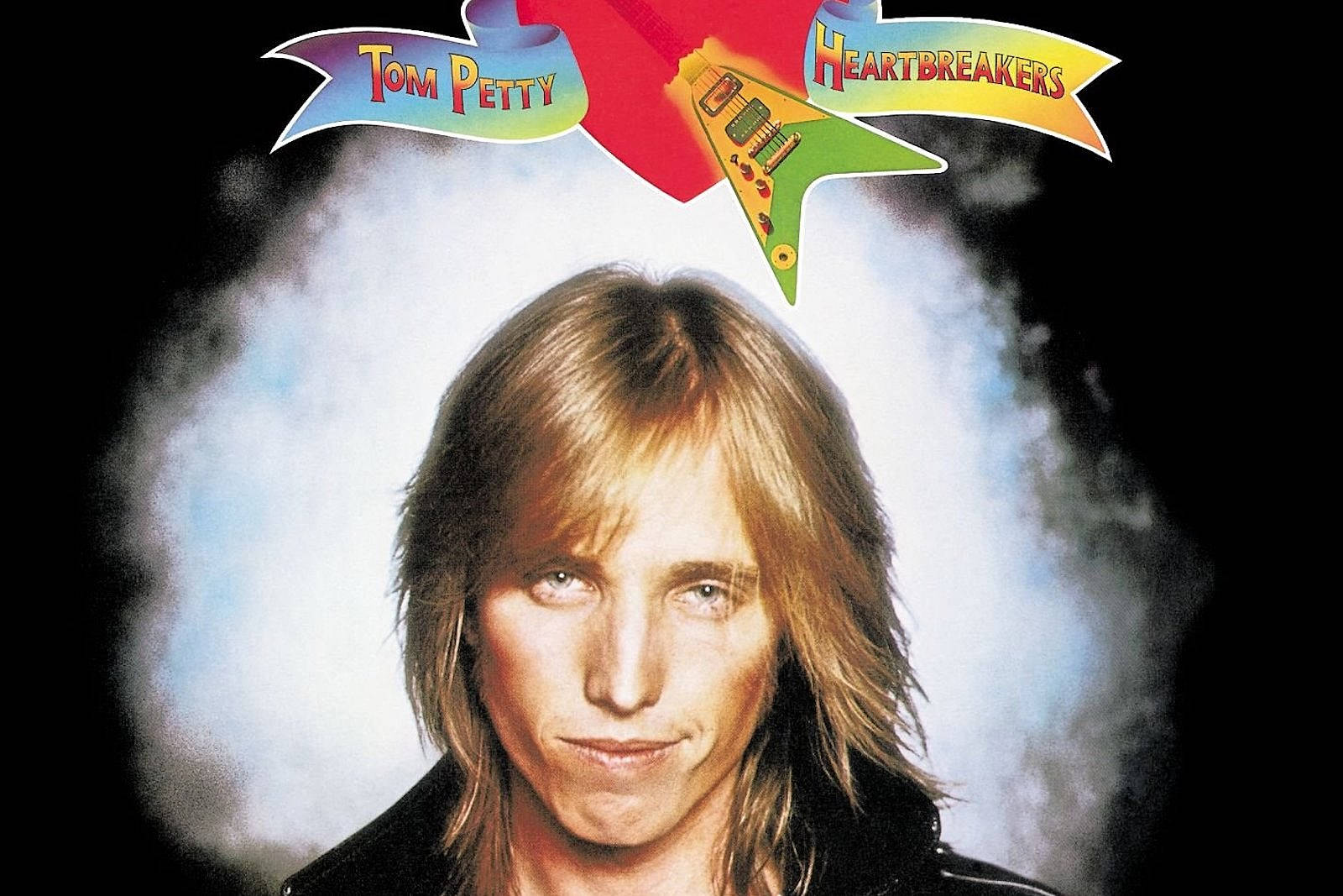 rock n roll 桌布 壁紙 — Tom Petty 在煙霧繚繞的背景中，頭頂有彩色橫幅和吉他圖案，眼神專注。