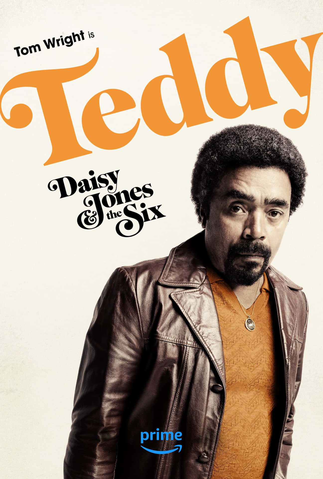  壁紙 — Tom Wright 在《黛西·瓊斯與六人組》海報中飾演 Teddy，身穿棕色皮夾克和橙色襯衫，背景為奶油色，配以粗體橙色字體。