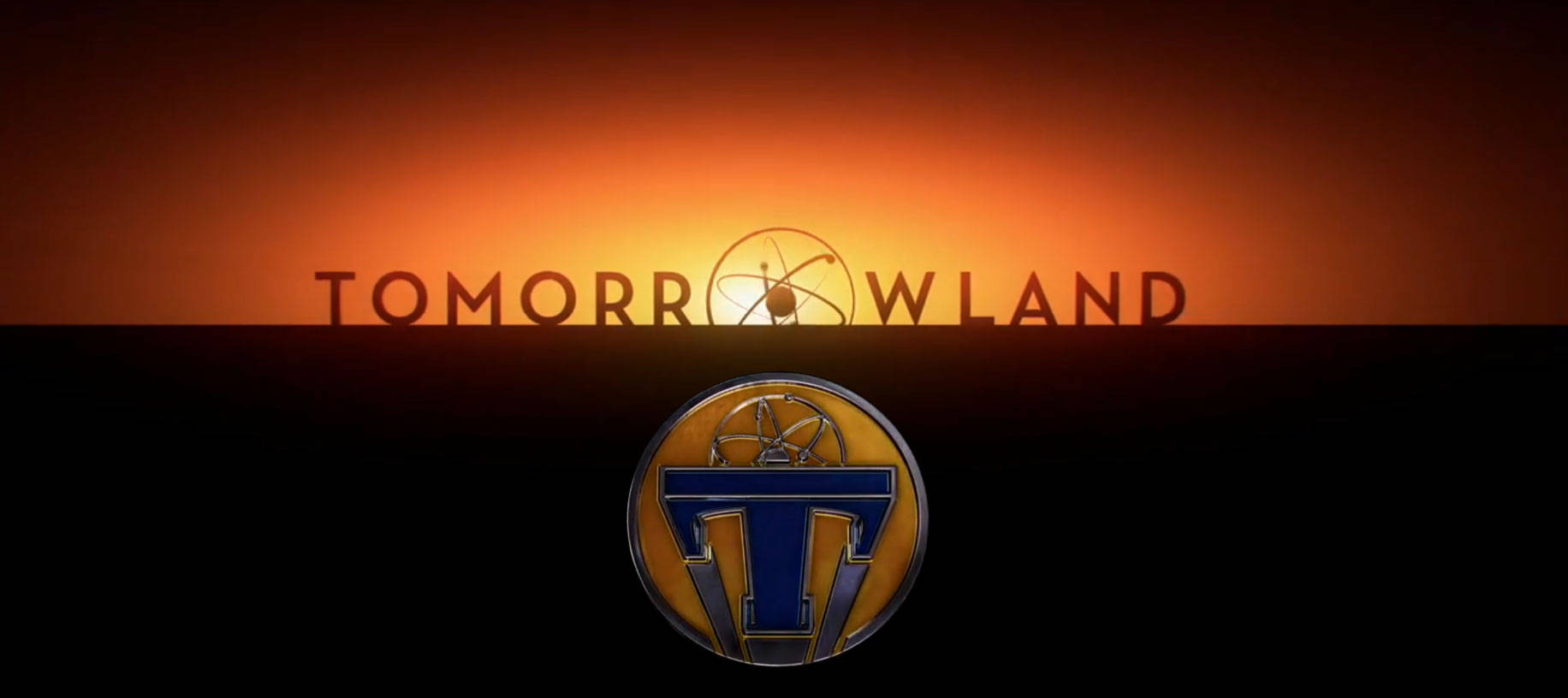 Tomorrowland Movie 桌布 壁紙 — Tomorrowland 標誌在熾熱的日落地平線上發光，標題上方有一個風格化的原子符號。