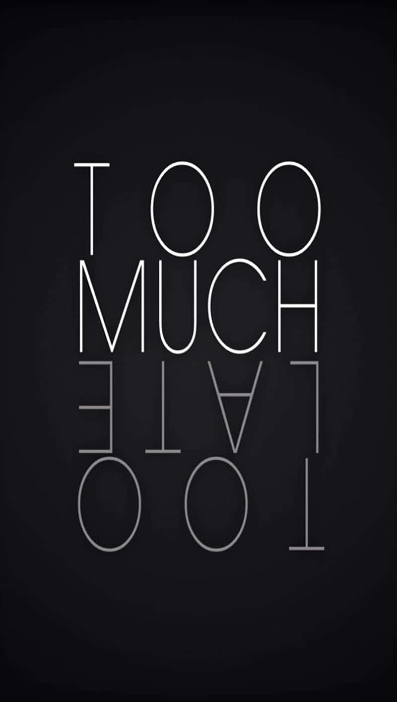  壁紙 — 粗體白色文字在深色漸變背景上拼出「TOO MUCH LATE TOO LATE」，採用極簡字體設計。