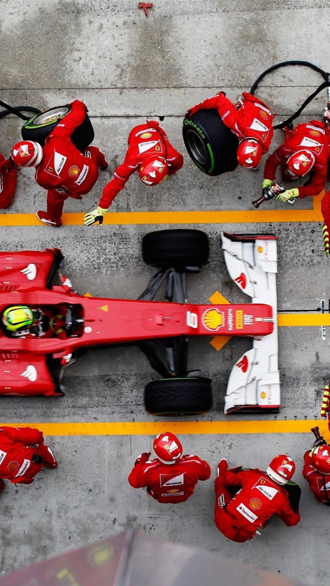 法拉利車隊維修人員在進站期間更換賽車輪胎。 — F1 壁紙