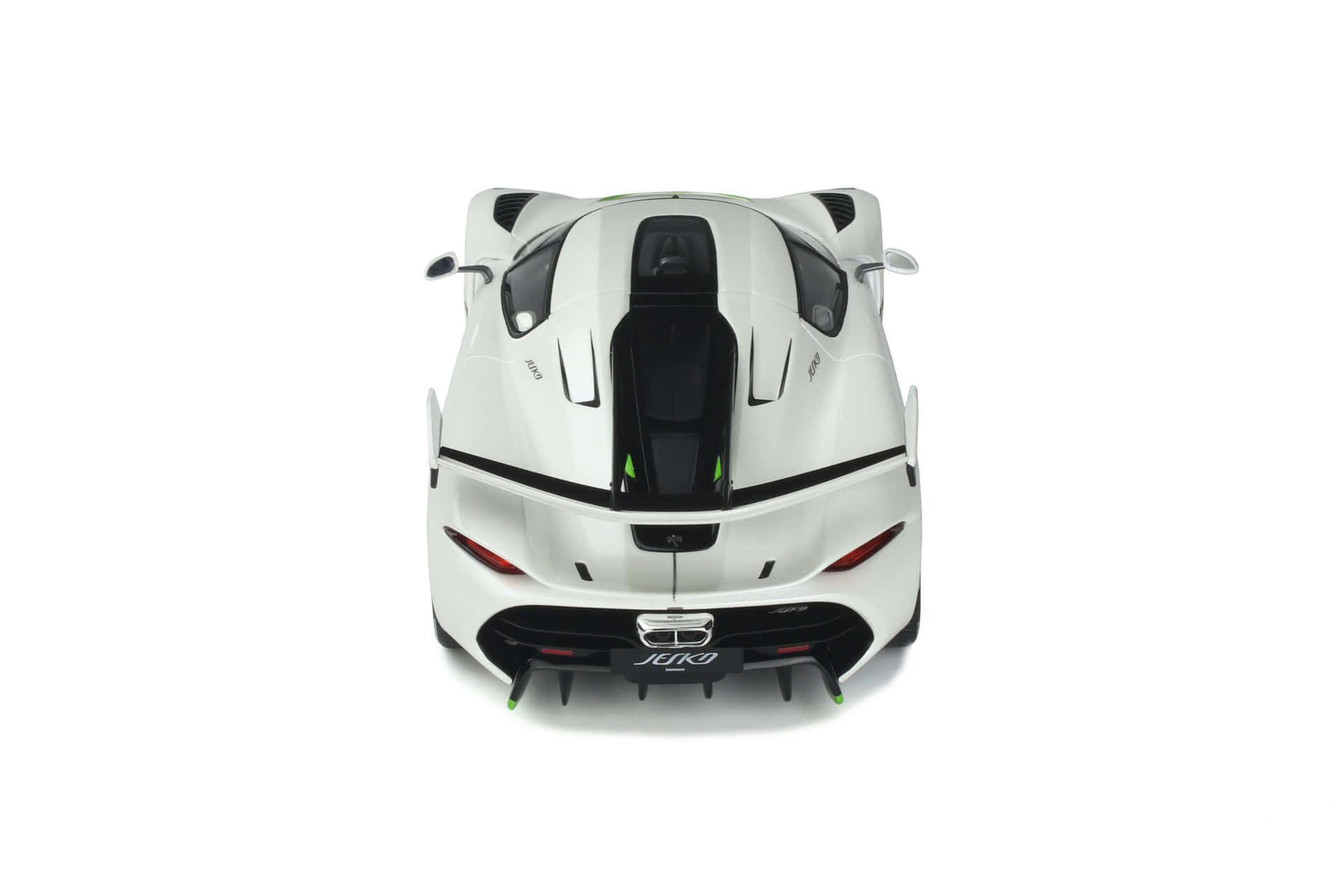  壁紙 — 白色Koenigsegg Jesko超跑從上往下看的視角，帶有黑色點綴和綠色亮點，背景為純白色。
