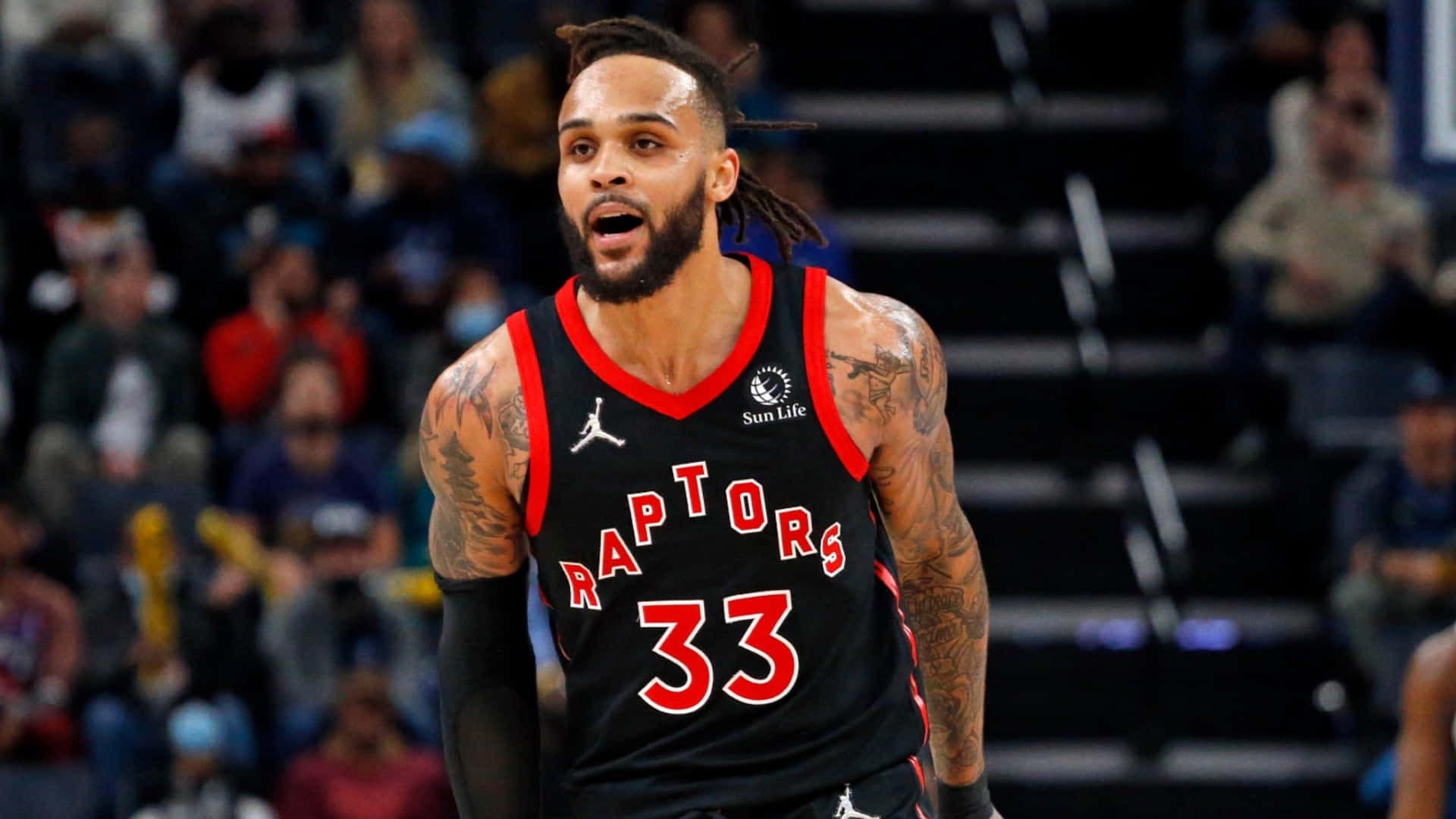 比賽中身穿33號球衣的多倫多暴龍隊籃球運動員 — NBA 壁紙