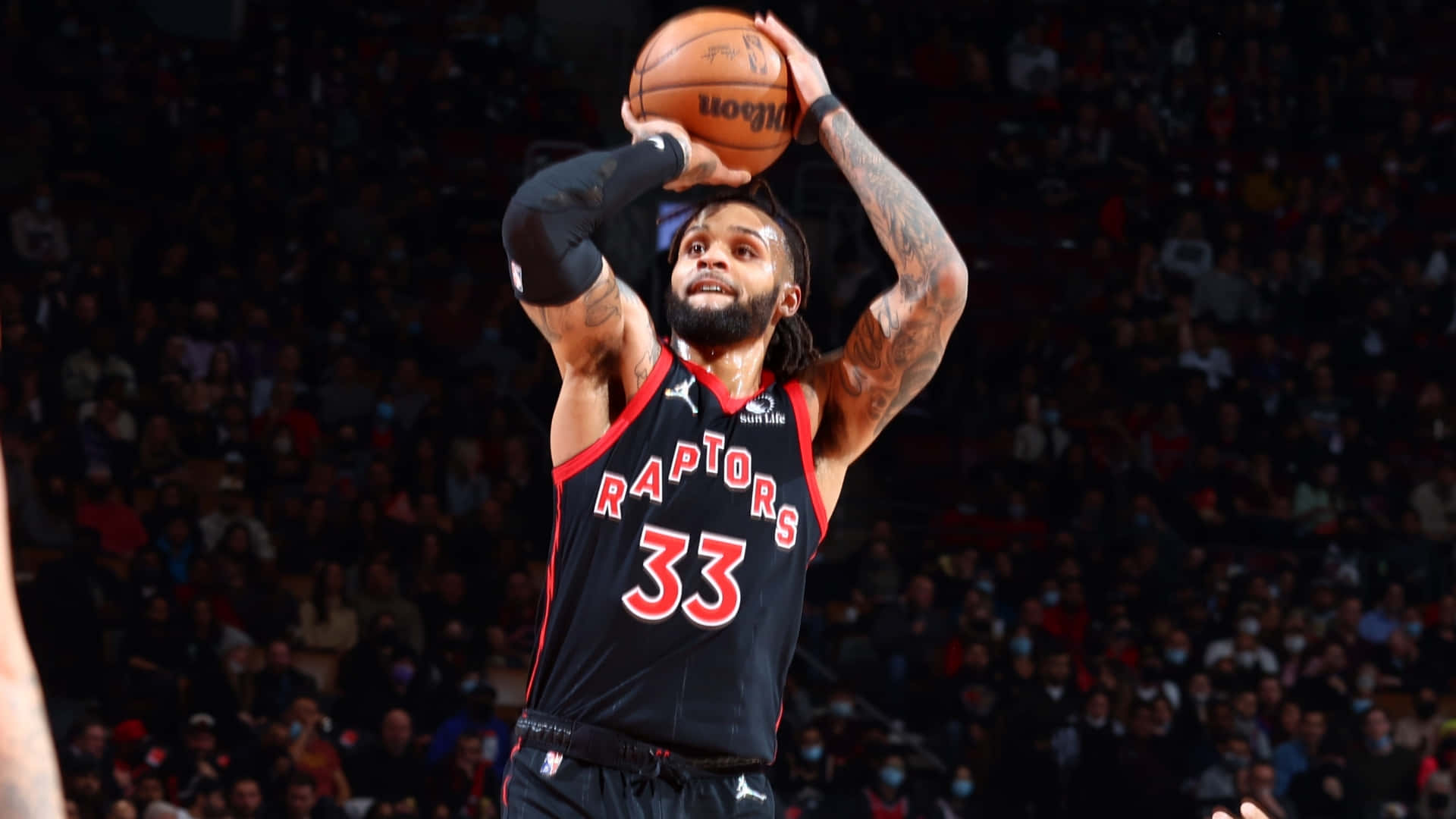 多倫多暴龍隊33號球員在擠滿觀眾的球場中投籃。 — NBA 壁紙