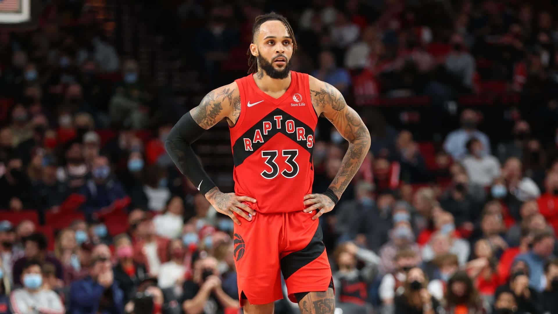 多倫多暴龍隊33號球員在籃球比賽中雙手叉腰站立。 — NBA 壁紙