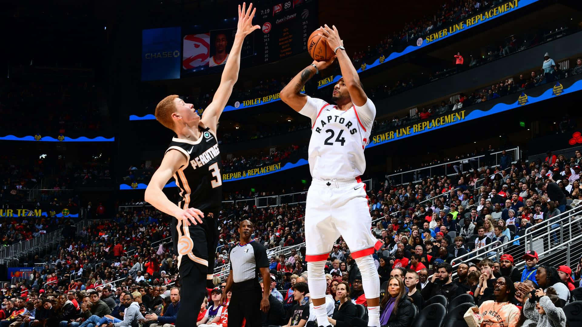 多倫多暴龍隊球員投籃，費城76人隊防守球員試圖封阻。 — NBA 壁紙