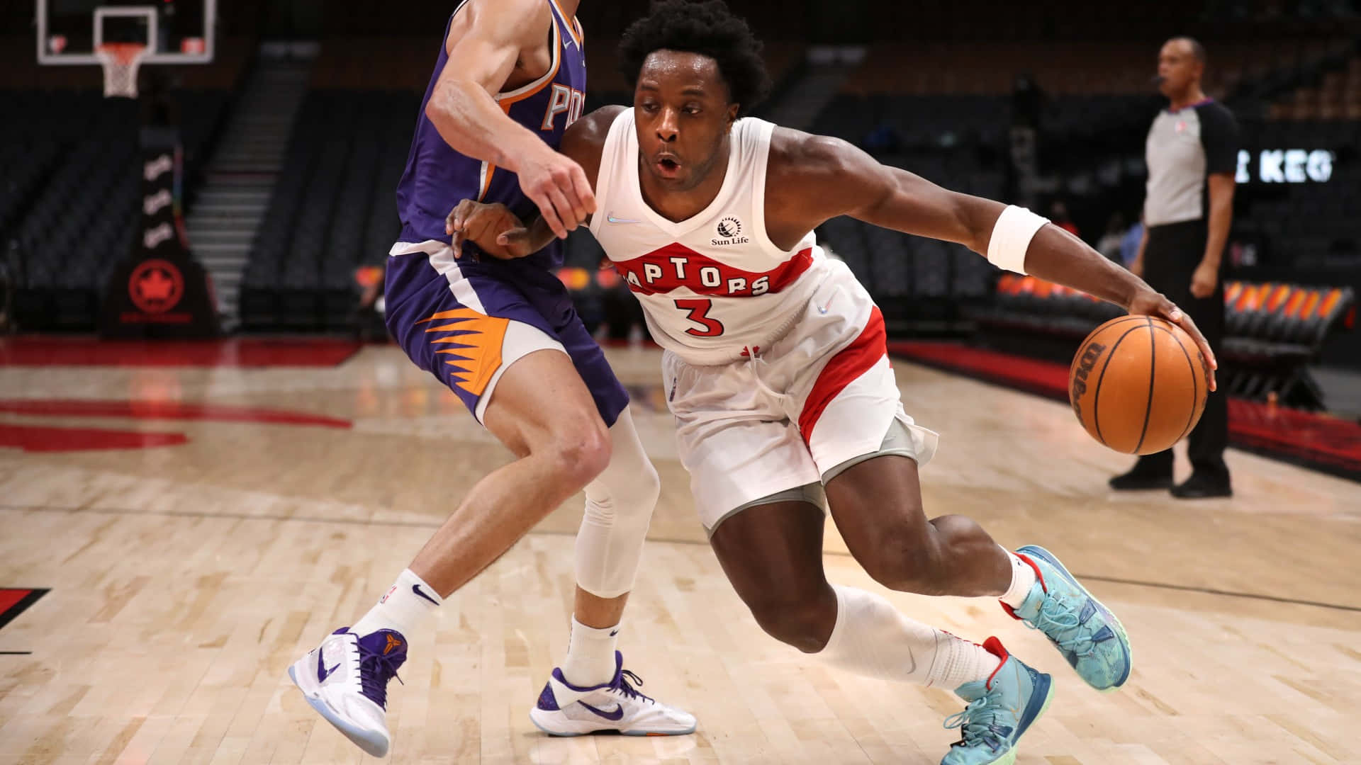 多倫多暴龍球員在NBA比賽中運球越過鳳凰城太陽防守球員。 — NBA 壁紙