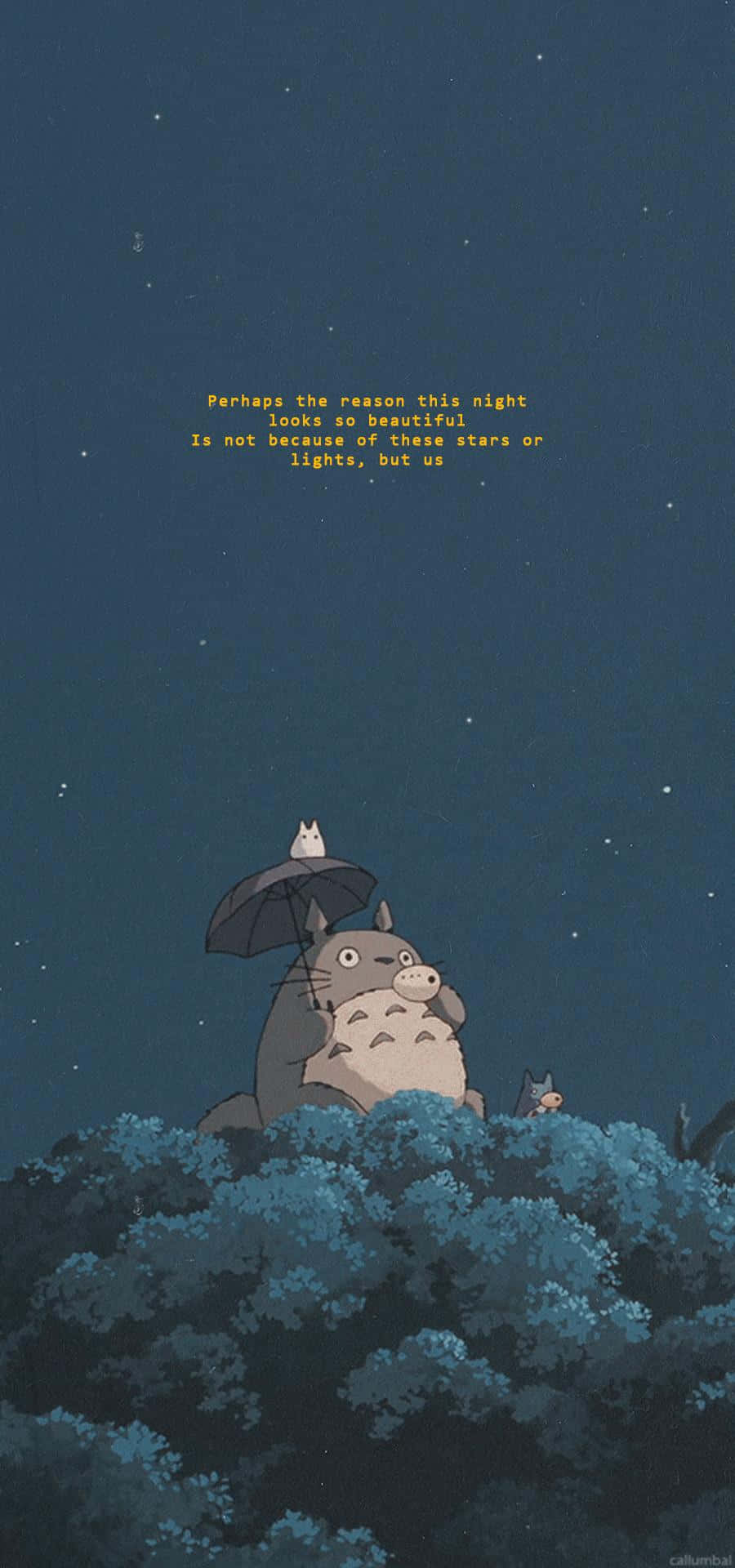 90s Anime Aesthetic 桌布 壁紙 — Totoro 和一個小生物坐在樹上，星空下，附有一句關於美在陪伴中發現的語錄。