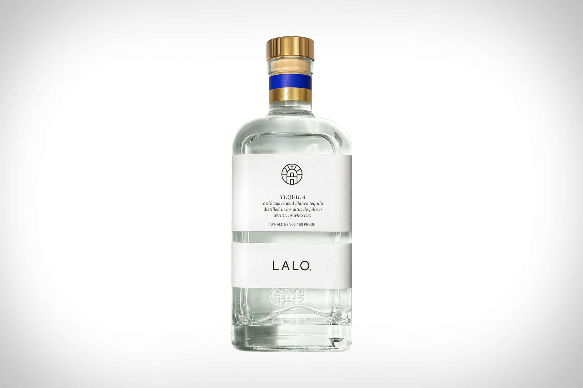  壁紙 — 一個透明玻璃瓶的Lalo龍舌蘭酒，帶有金色蓋子和藍色帶子，位於純白色背景的中央。