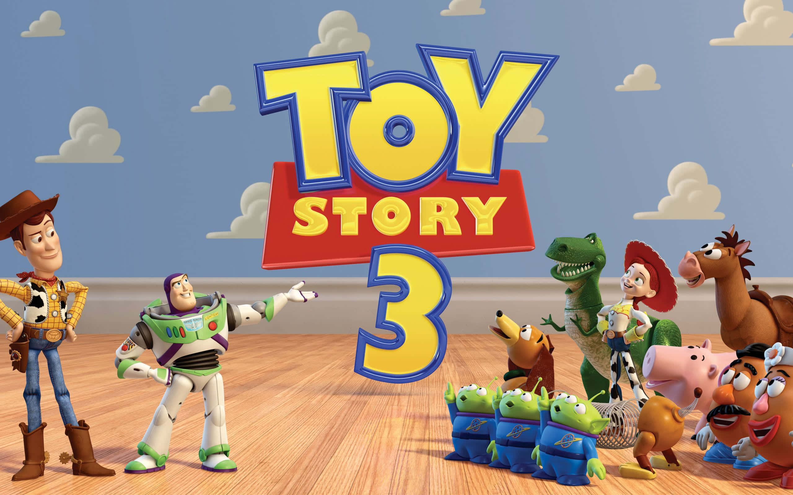 Buzz Lightyear 桌布 壁紙 — Toy Story 3 標題卡，巴斯光年、胡迪和其他玩具在木地板上，藍天白雲下。