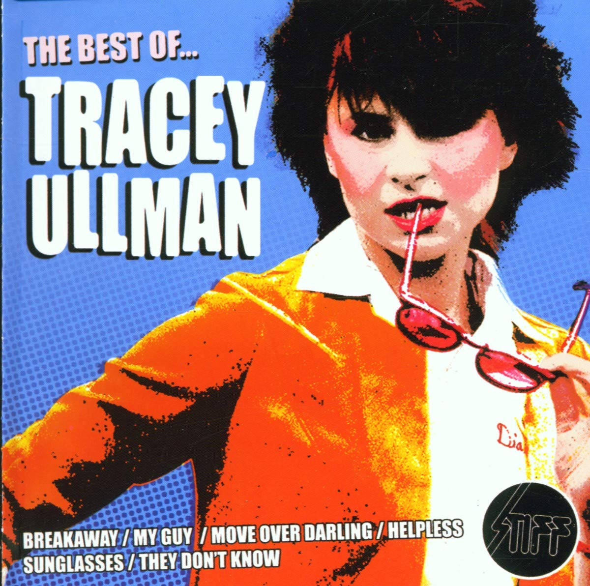女演員 桌布 壁紙 — Tracey Ullman 在充滿半色調點的鮮藍色背景前，自信地擺出姿勢，身穿大膽的橙色外套。