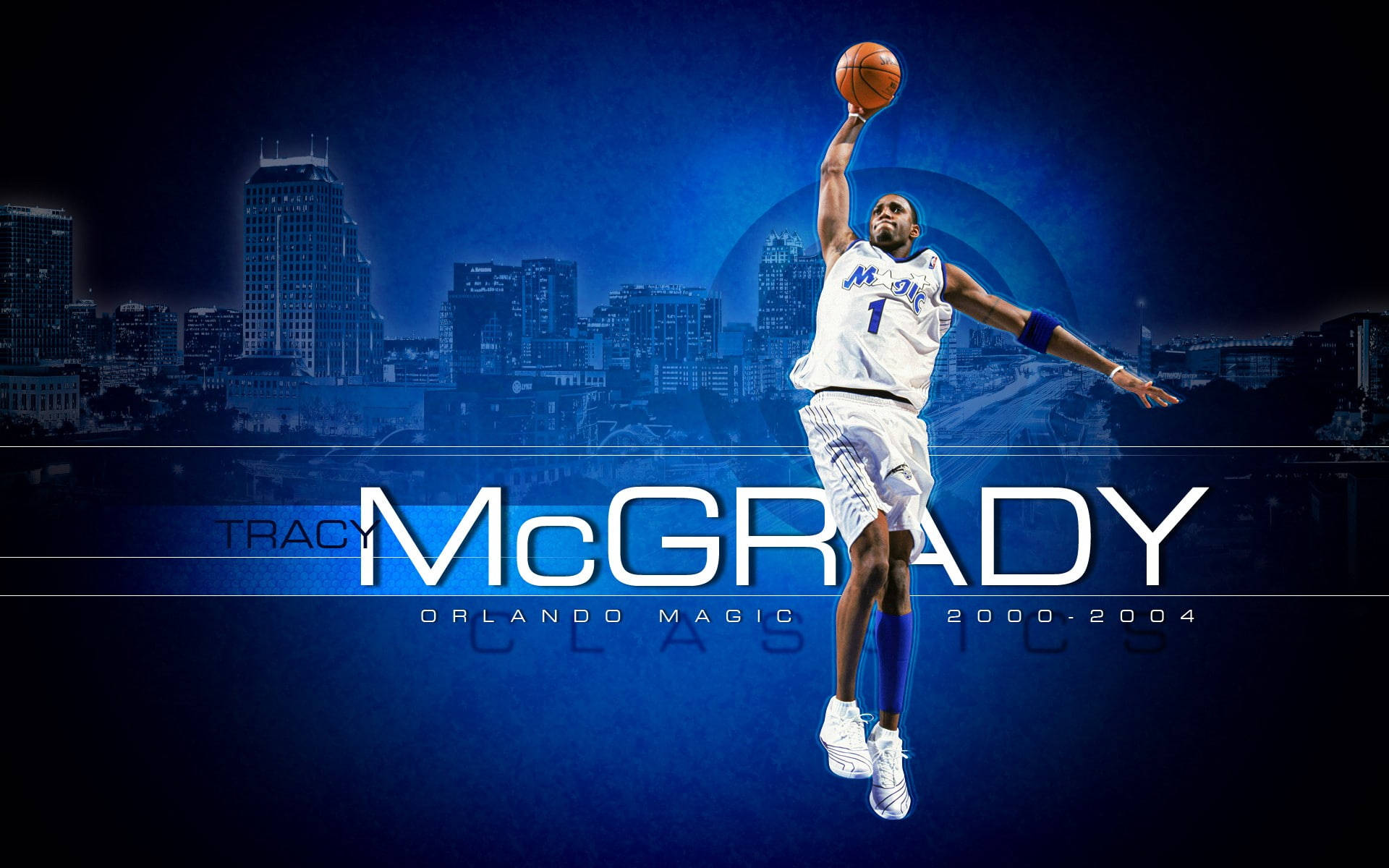 Orlando 桌布 壁紙 — Tracy McGrady 在空中翱翔，手持籃球，背景是發光的藍色城市天際線。