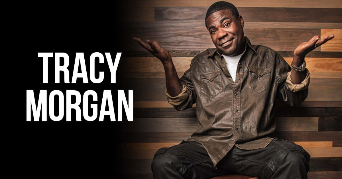 Tracy Morgan 桌布 壁紙 — Tracy Morgan 靠著木牆坐著，雙臂伸展，姿勢俏皮，身穿棕色皮襯衫。