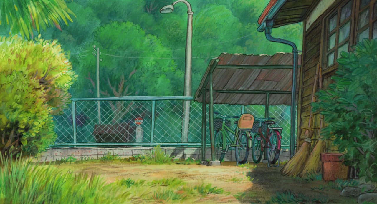  壁紙 — 寧靜的日本鄉村景色，腳踏車停放在木製 shelter 旁，旁邊是一間歷經風霜的房屋，四周綠意盎然。