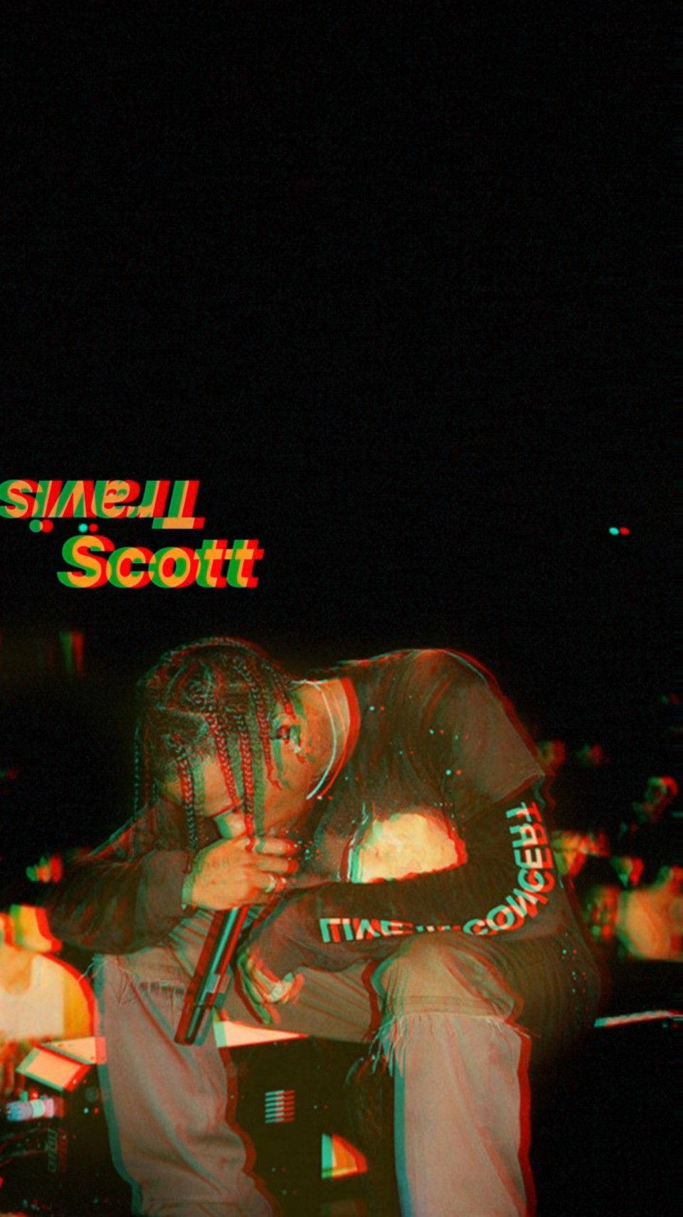 嘻哈 桌布 壁紙 — Travis Scott 在夜晚的舞台上表演，帶有紅色和綠色的色差效果和發光文字。