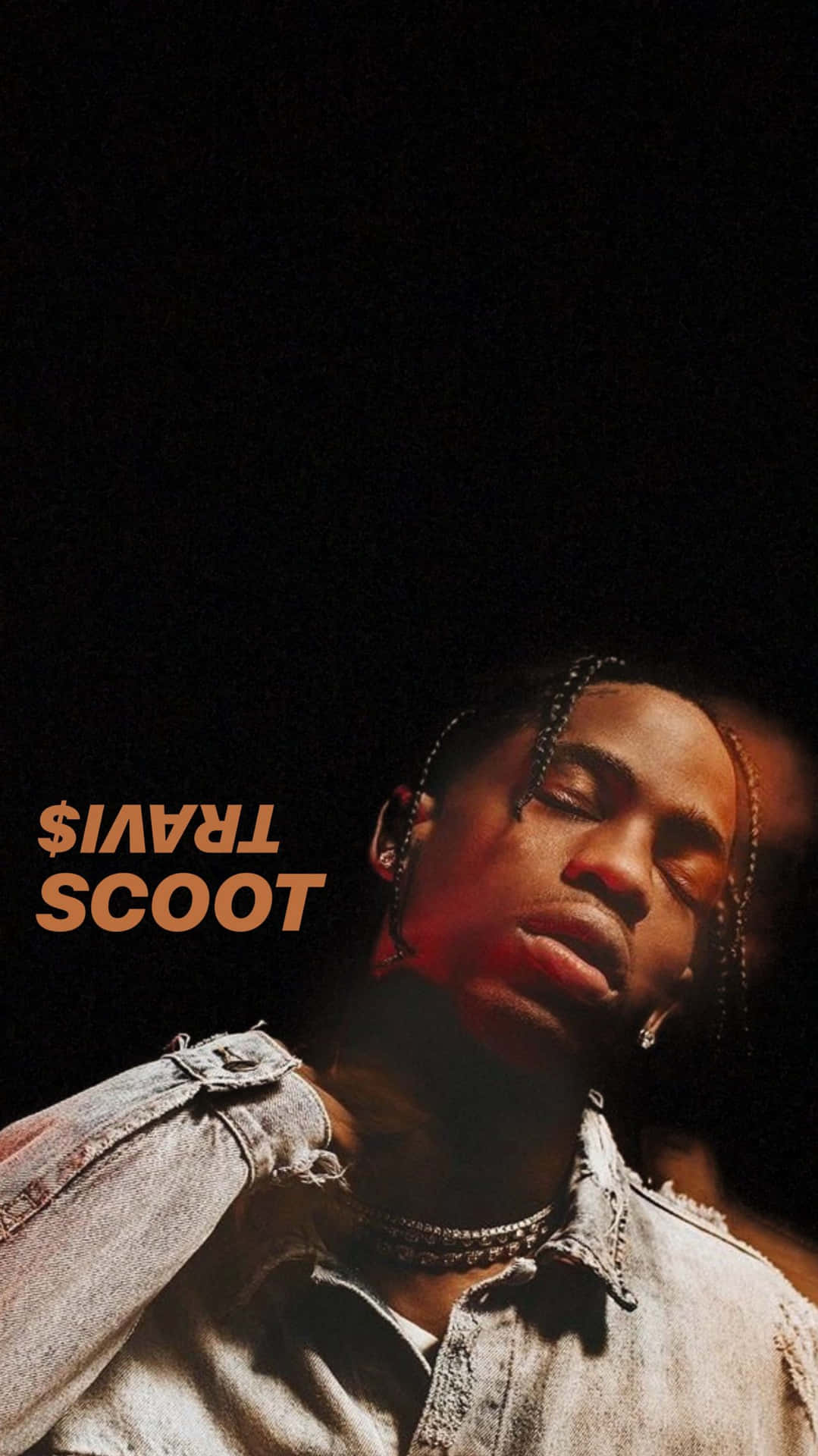 Travis Scott 在黑暗的環境中穿著牛仔布和鏈條，帶有橙色文字。 — iPhone 14 壁紙