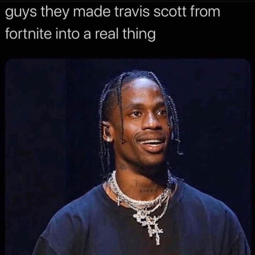 Travis Scott Funny 桌布 壁紙 — Travis Scott 在深色背景前燦爛微笑，戴著多層鑽石項鍊和深色襯衫。