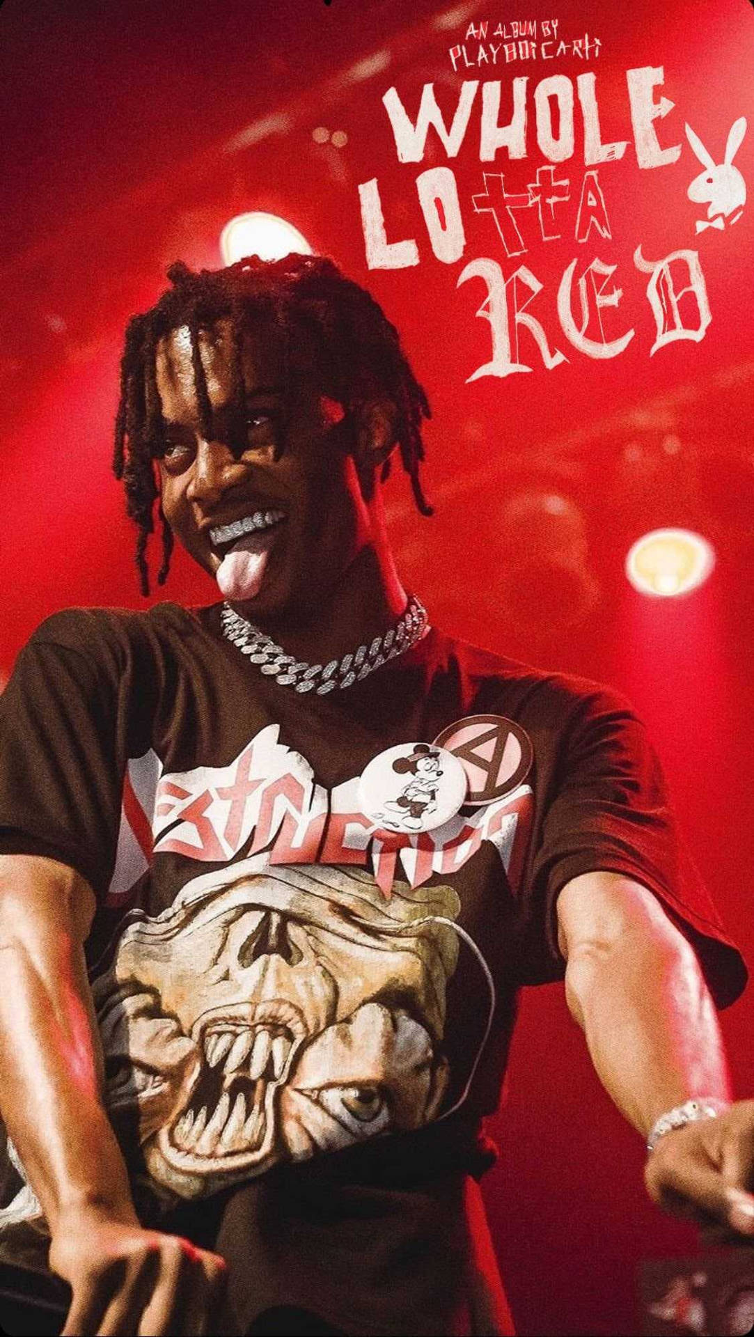 Aesthetic Red 桌布 壁紙 — Travis Scott 在鮮紅色的音樂會背景下伸出舌頭微笑，並帶有專輯標題文字。