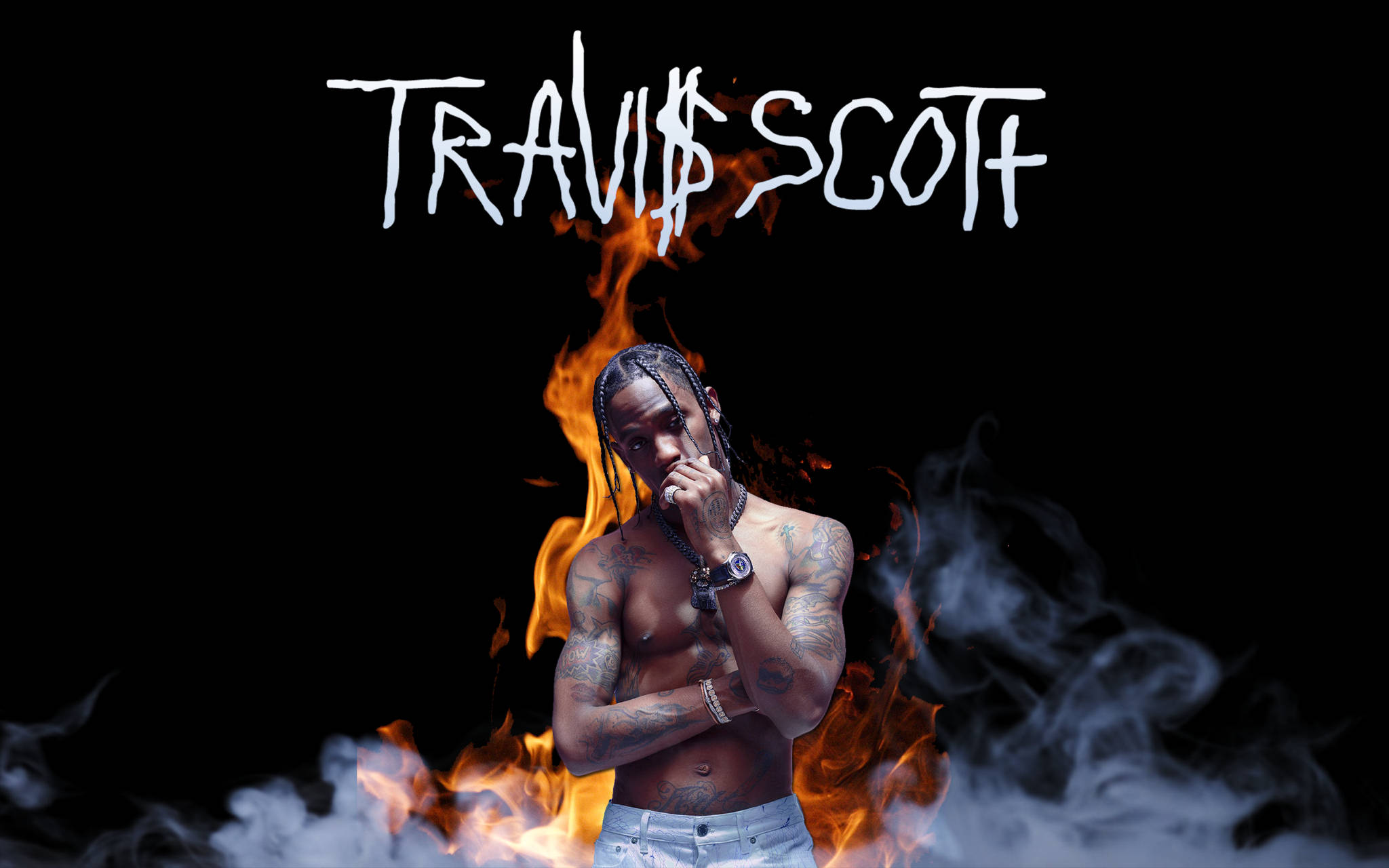 Astroworld 桌布 壁紙 — Travis Scott 赤裸上身站在黑色背景前，周圍是熾熱的橙色火焰和翻滾的煙霧，上方有他的白色風格化名字。