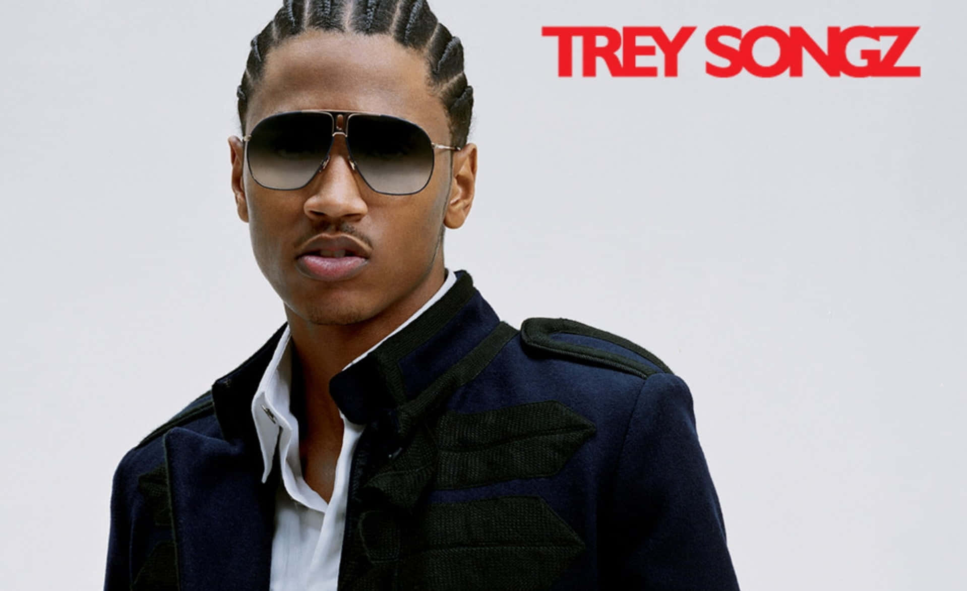 Singer 桌布 壁紙 — Trey Songz 戴著飛行員太陽眼鏡和深色外套，背景為純白色，他的名字以紅色文字顯示。