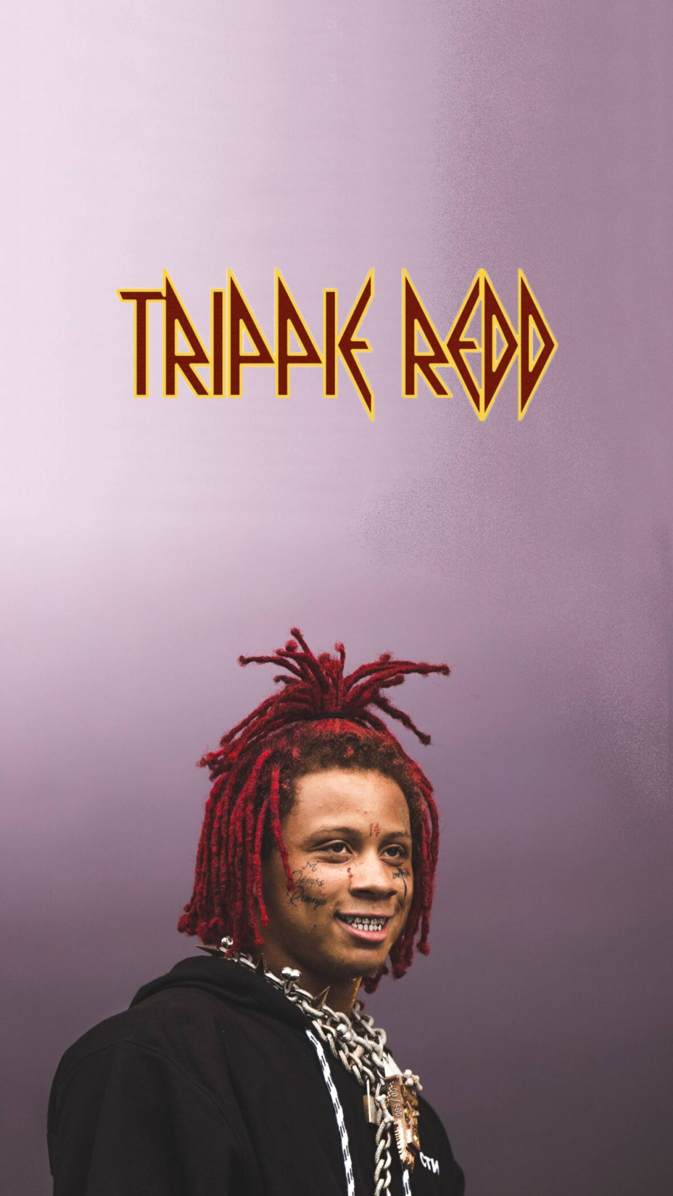redd 桌布 壁紙 — Trippie Redd 留著紅色辮子頭和臉部彩繪，在紫色漸變背景前微笑，他的名字以風格化文字呈現。