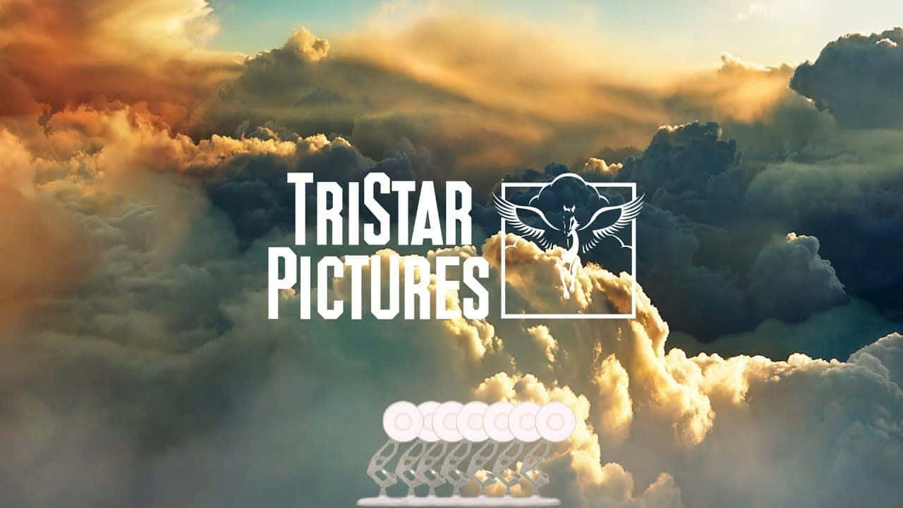 雲朵 桌布 壁紙 — TriStar Pictures 標誌漂浮在沐浴在金色日落光芒中的戲劇性雲層之上。