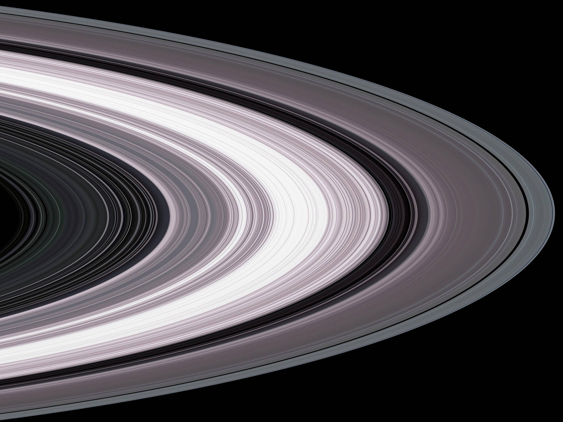 土星詳細的環在太空的黑暗中以灰階閃耀。 — 土星 壁紙