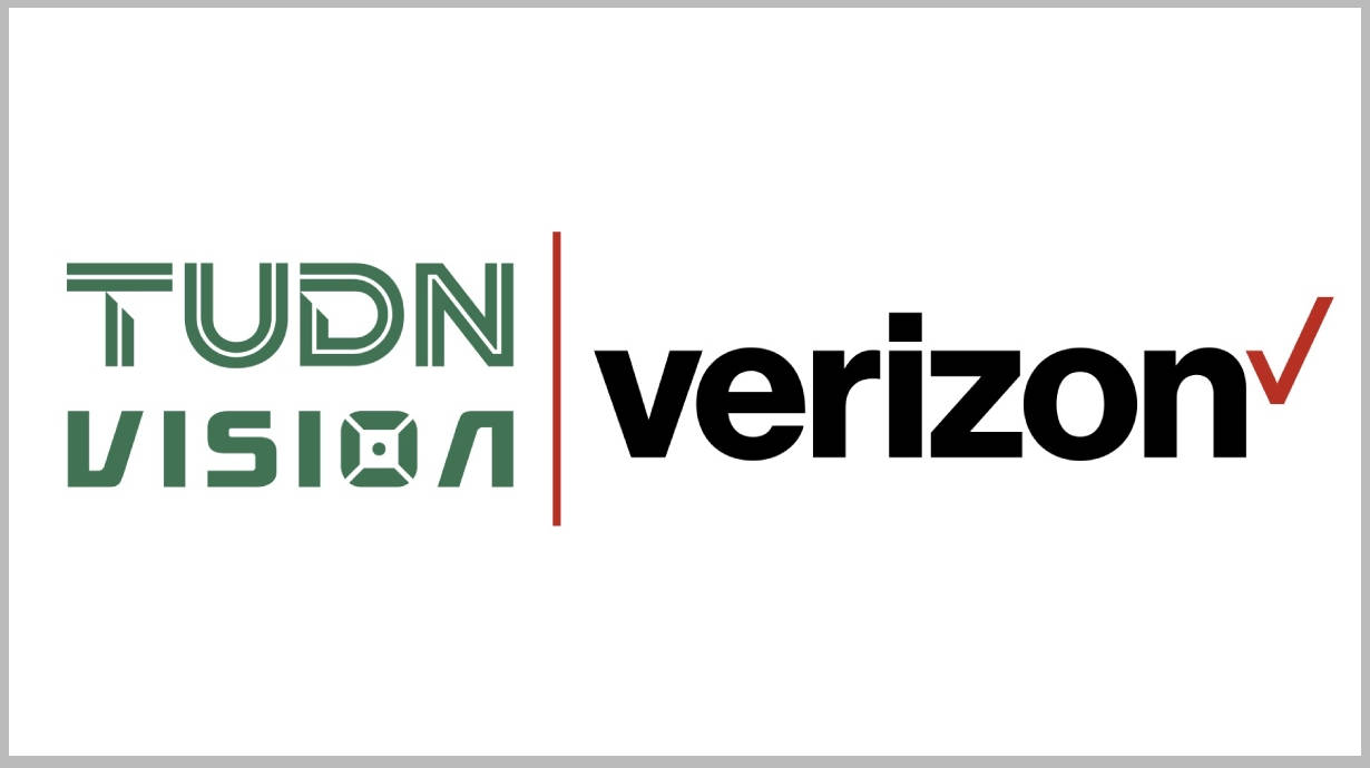 Verizon 桌布 壁紙 — TUDN Vision 和 Verizon 標誌並排顯示在乾淨的白色背景上，帶有粗體字體和紅色垂直分隔線。