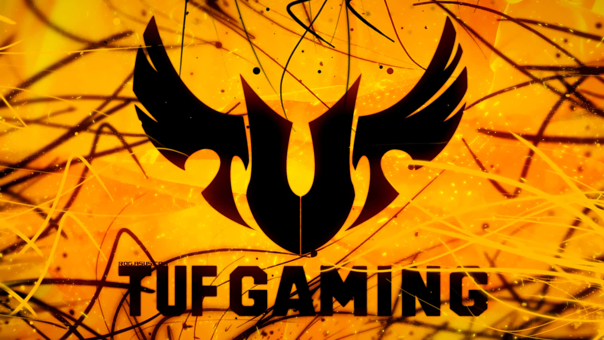 壁紙 — 一個大膽的黑色TUF Gaming標誌，帶有翼形設計，在帶有動態條紋和火花的火橙色背景上發光。