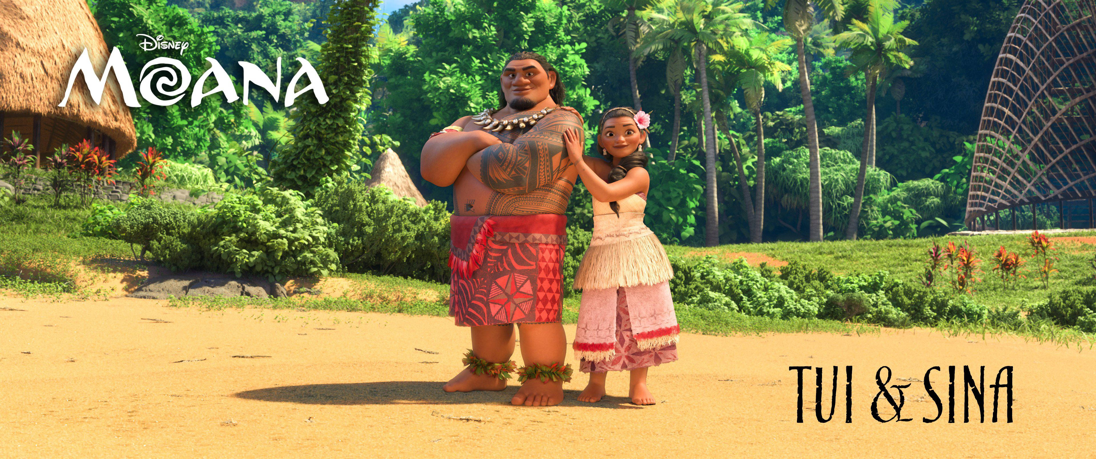 Moana 桌布 壁紙 — Tui 和 Sina 一起站在一個茂密的熱帶村莊，有棕櫚樹和茅草屋，在明亮的日光下。