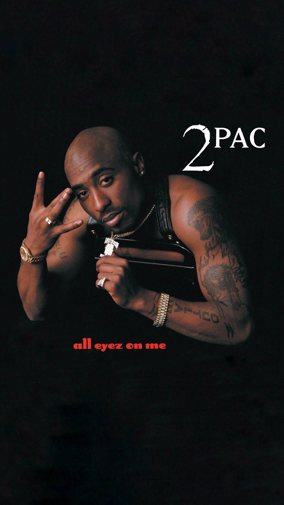 Tupac Shakur 手持帶有 '2PAC' 和 'all eyez on me' 文字的槍。