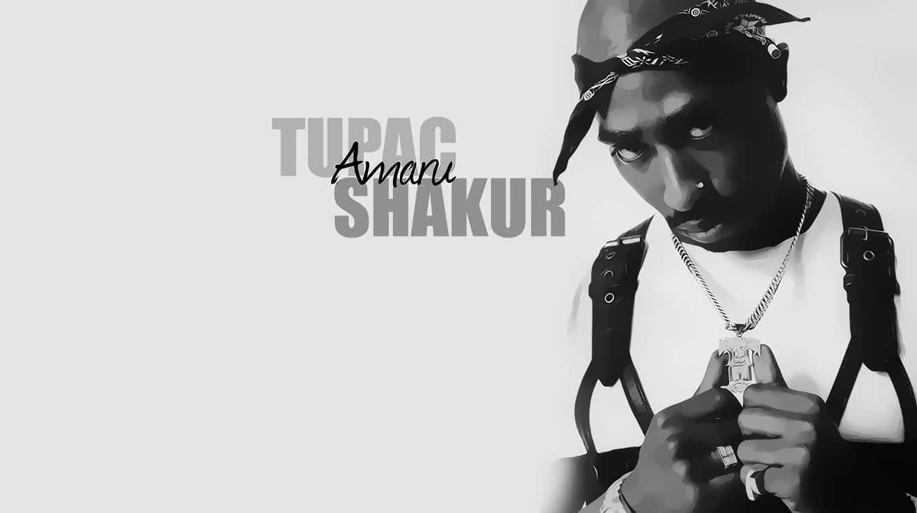 Tupac Shakur 手拿鏈條項鍊的黑白肖像。 — Tupac GIF 壁紙