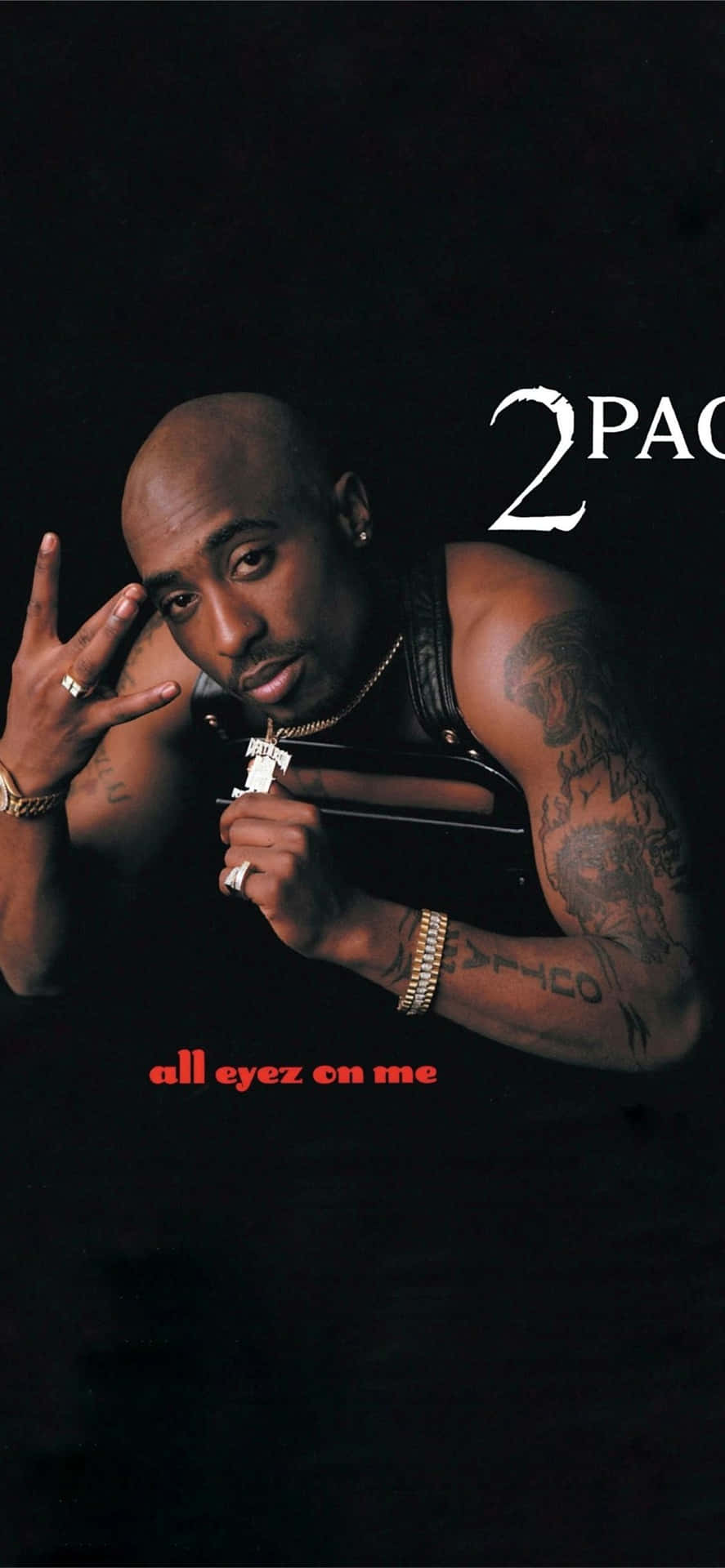 Tupac Shakur 手持槍支，黑色背景上有專輯文字。