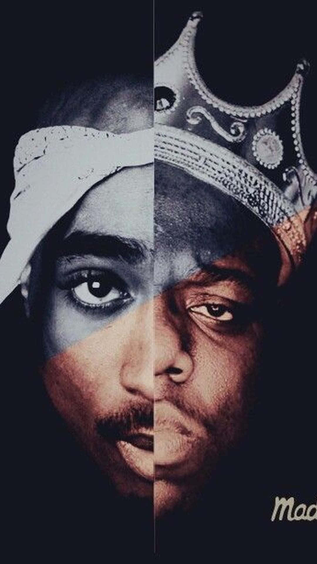 Tupac iPhone 桌布 壁紙 — Tupac Shakur 的分割肖像，一半戴頭巾，一半戴皇冠，背景深色。