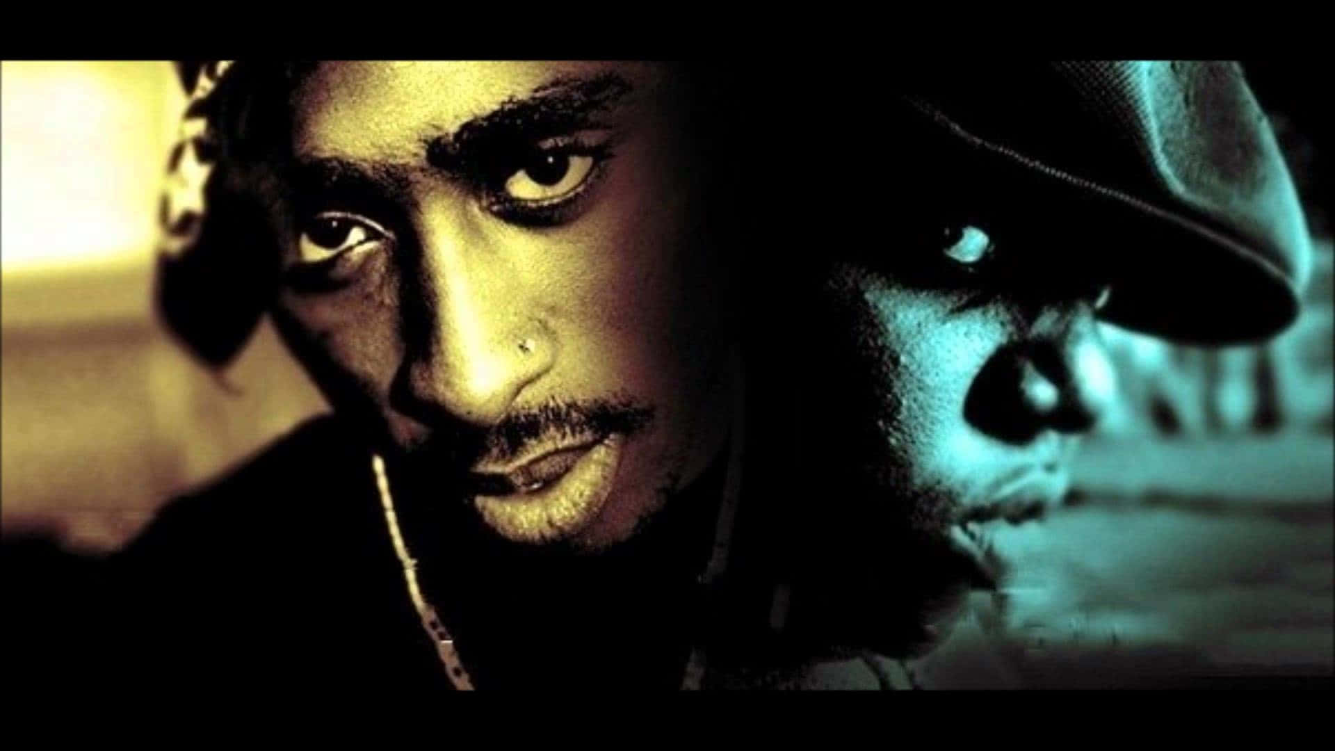 Tupac Shakur 強烈的雙面肖像，帶有對比的黃色和藍色光線。 — Tupac GIF 壁紙