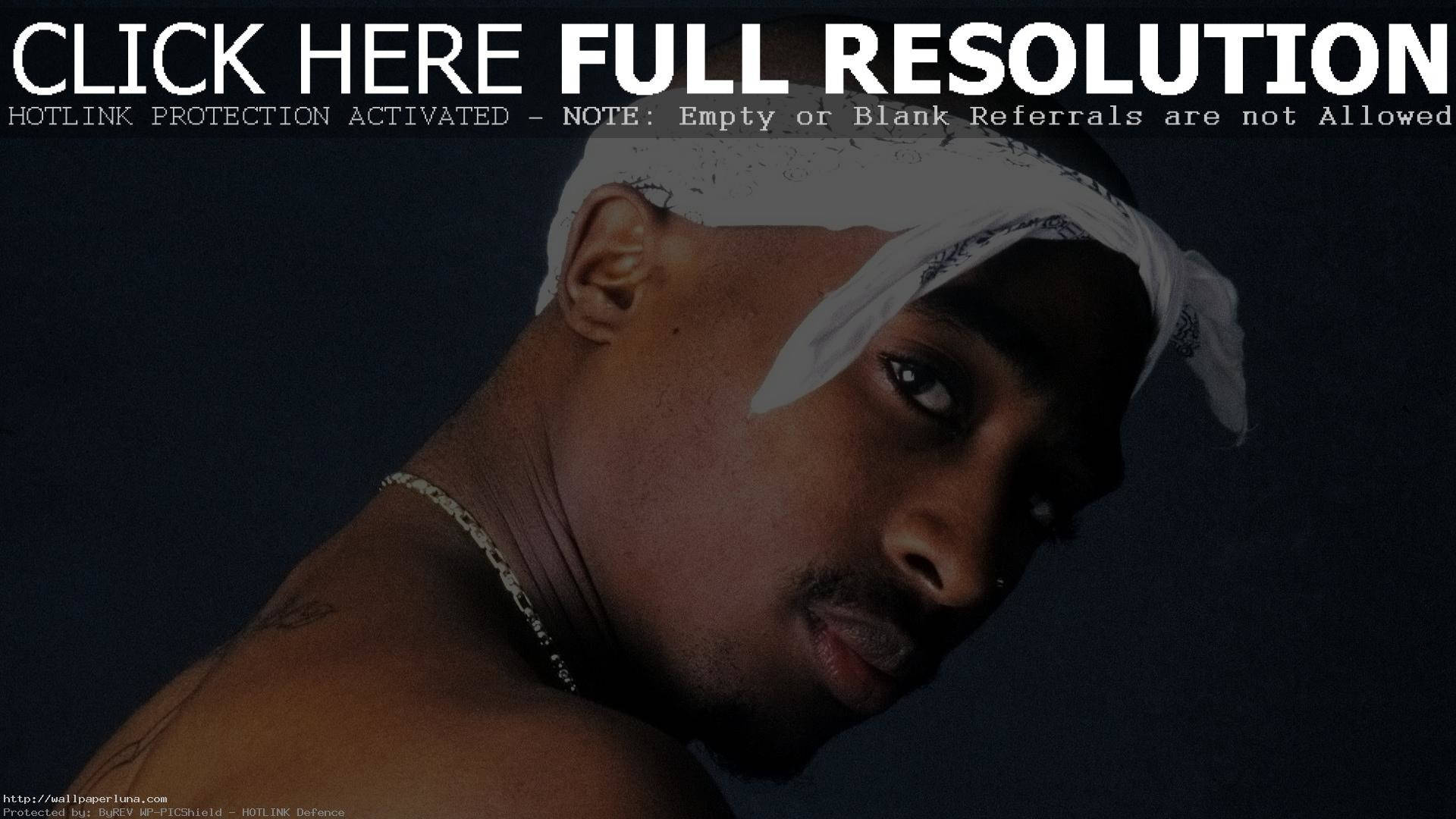 Tupac Shakur 的特寫肖像，戴著白色頭巾和鏈條項鍊。