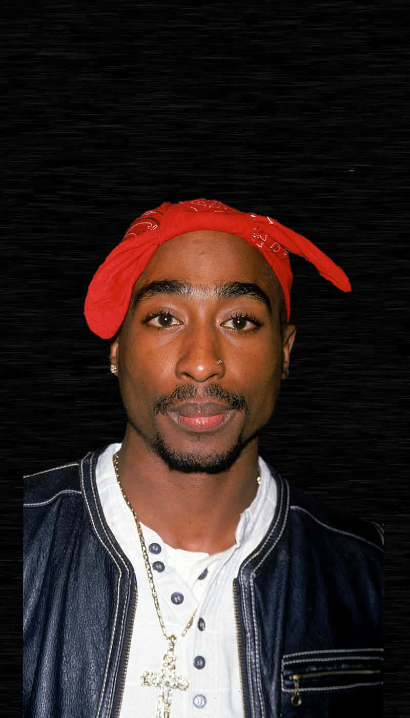 桌布 壁紙 — Tupac Shakur 的肖像，戴著紅色頭巾和皮夾克，背景是深色紋理。