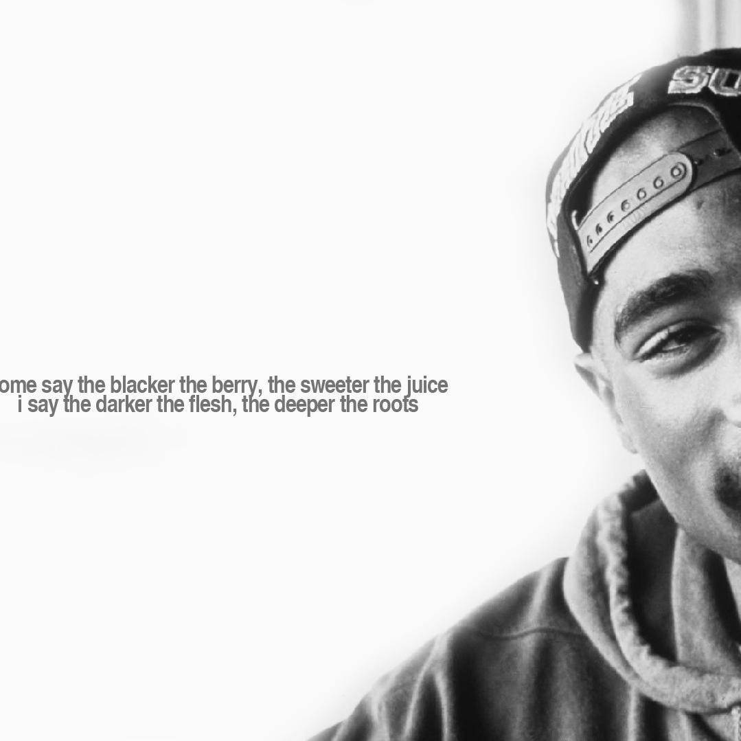 桌布 壁紙 — Tupac Shakur 的黑白肖像，戴著向後的帽子，並有引用其歌詞的文字疊加。