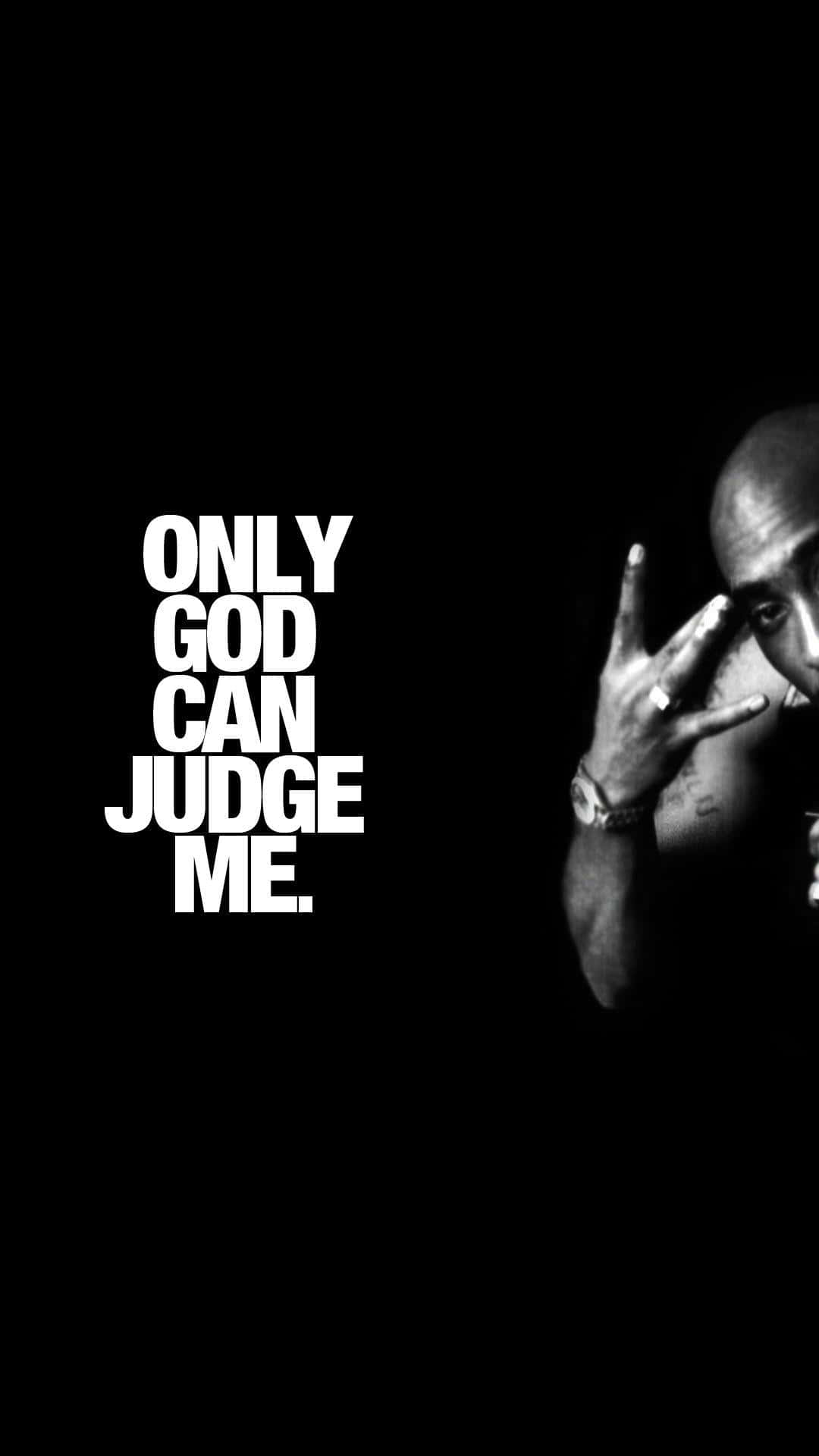 Black Gangster 桌布 壁紙 — Tupac Shakur 的黑白肖像，做出手勢，並以粗體白色文字寫著「ONLY GOD CAN JUDGE ME。」