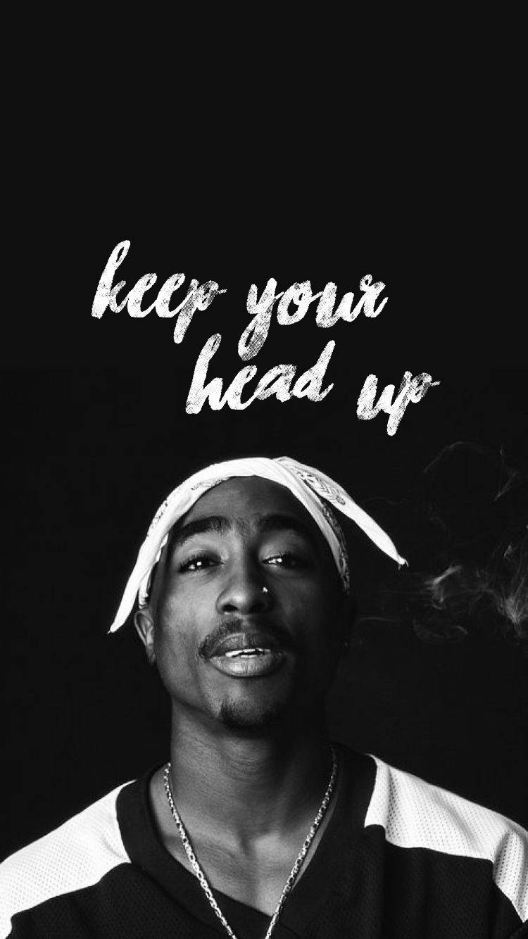 tupac 桌布 壁紙 — Tupac Shakur 的黑白肖像，向上看，旁邊有煙升起，上方有短語 keep your head up。