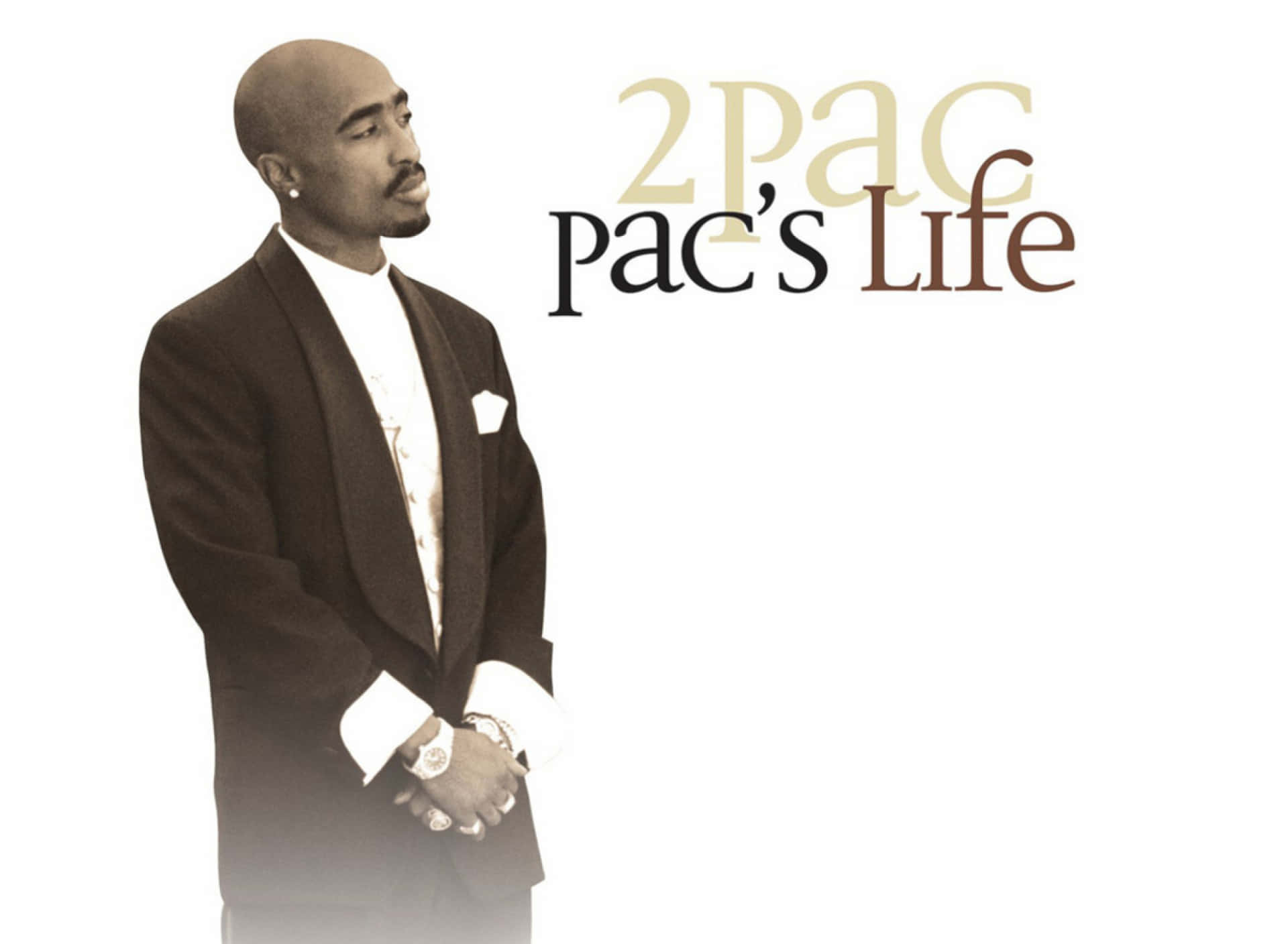 tupac 桌布 壁紙 — Tupac Shakur 穿著黑色燕尾服、白色襯衫和口袋方巾，站在白色背景前，帶有文字 2Pac Pac's Life 的肖像。