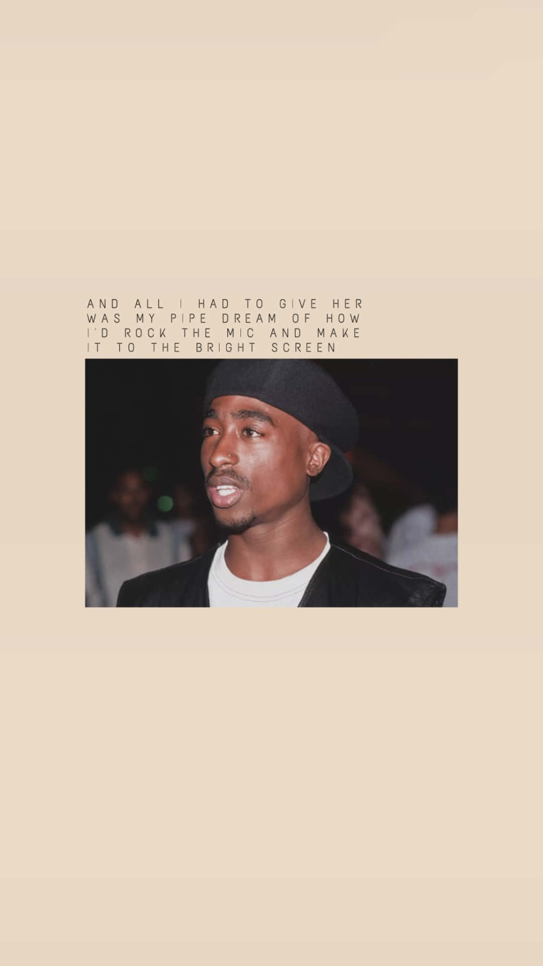 Tupac iPhone 桌布 壁紙 — Tupac Shakur 表演中的肖像，戴黑色帽子和外套，深色背景帶發光文字疊加。