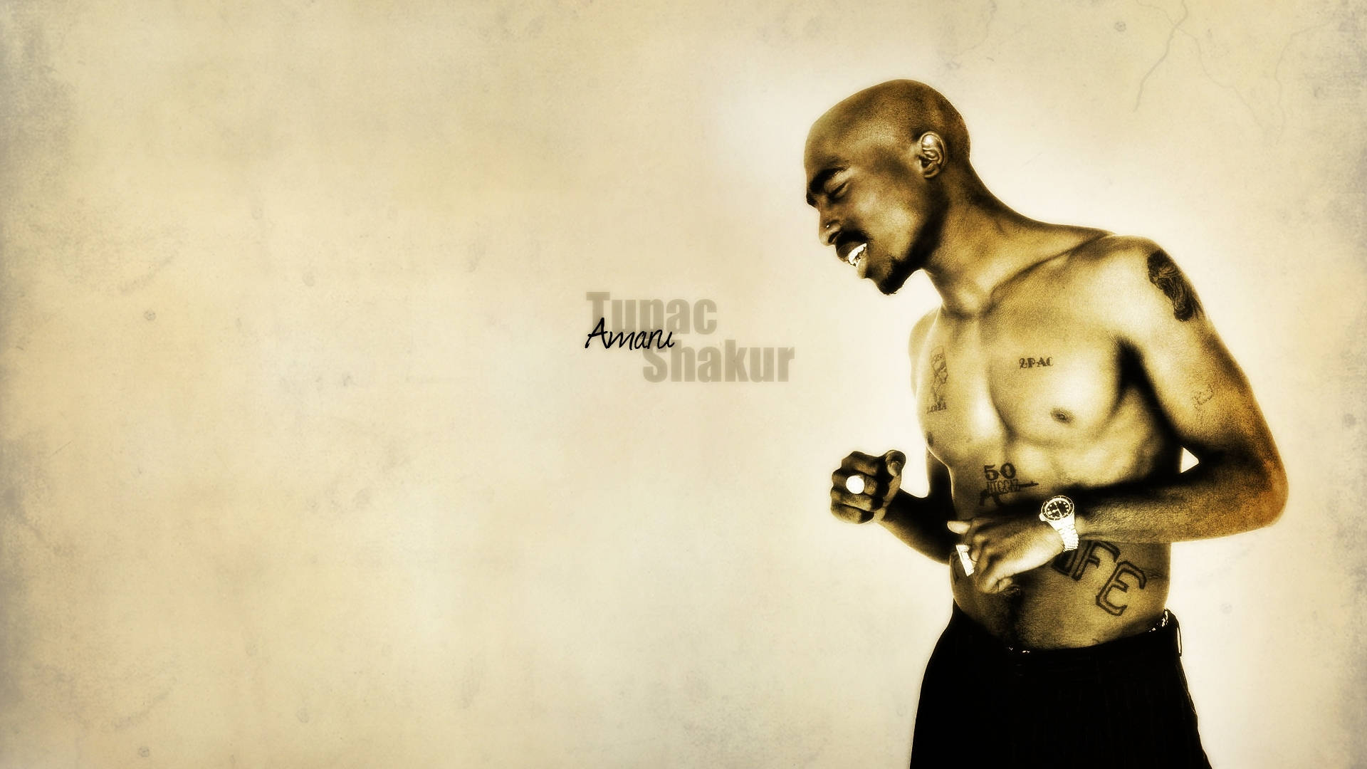 Tupac Shakur 赤裸上身，紋身於有紋理的米色背景上。