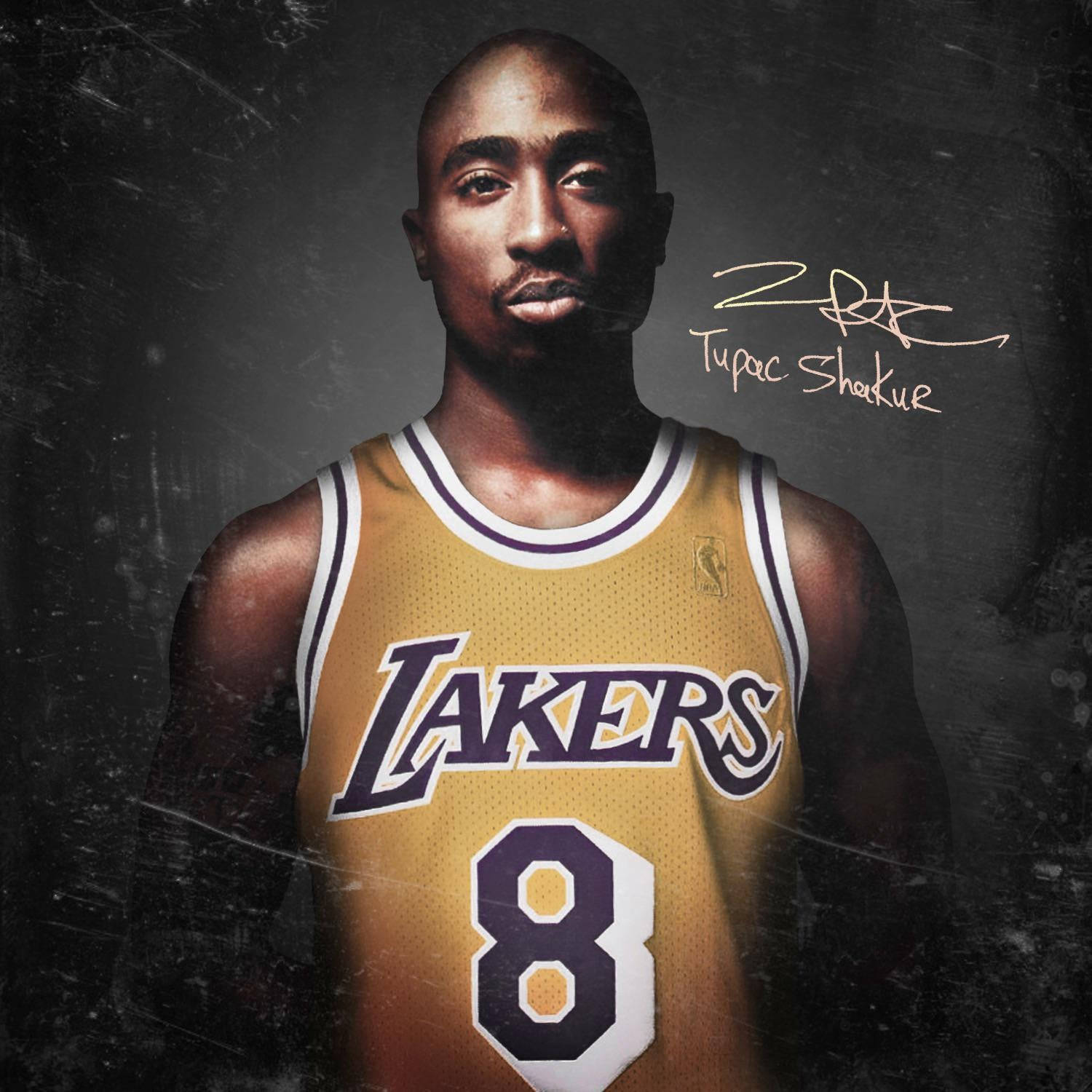 桌布 壁紙 — Tupac Shakur 身穿湖人隊8號球衣，背景為粗糙紋理的深色背景，並帶有他的簽名。