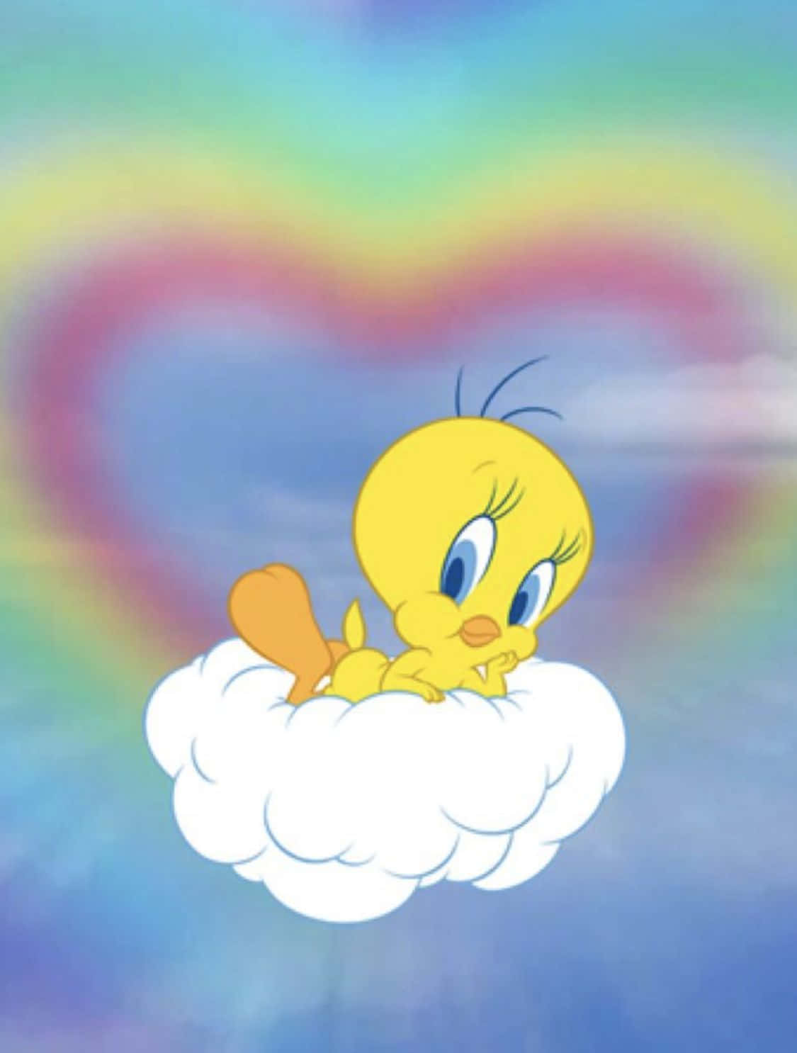 Tweety Bird 桌布 壁紙 — Tweety Bird 可愛地坐在 fluffy 雲上，身後有彩虹心形，背景是柔和粉彩天空。