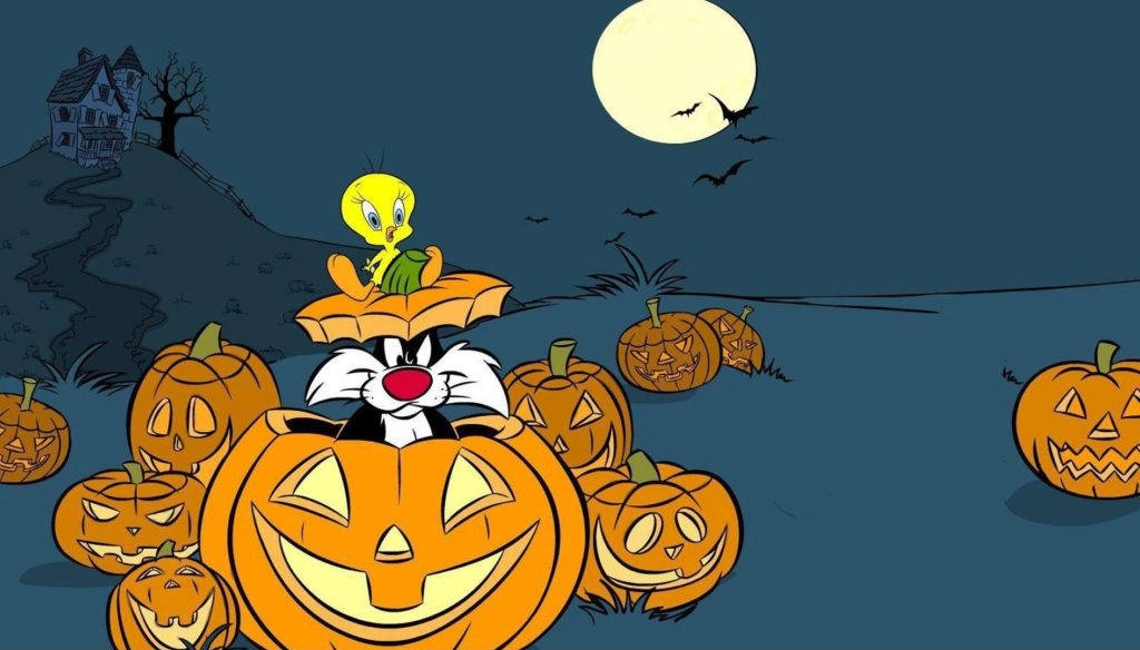 Sylvester 桌布 壁紙 — Tweety Bird 棲息在一個巨大的傑克南瓜燈上，而 Sylvester the Cat 潛伏在後面，背景是蝙蝠和滿月的詭異萬聖節夜晚場景。