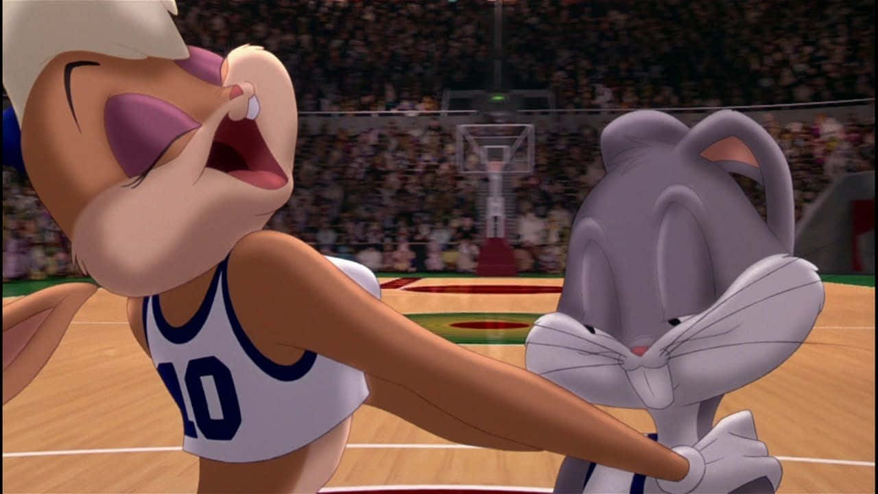 Space Jam A New Legacy 桌布 壁紙 — Tweety Bird 身穿籃球球衣，在擁擠的球場上頑皮地抓住賓尼兔的衣領。