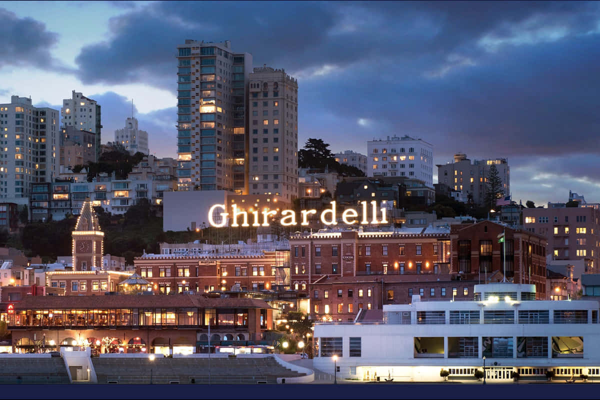加州 桌布 壁紙 — Twilight cityscape of San Francisco with Ghirardelli Square illuminated against a moody sky.